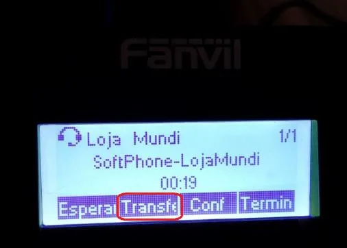 Display do Fanvil X1 em chamada com a tecla Transfe destacada