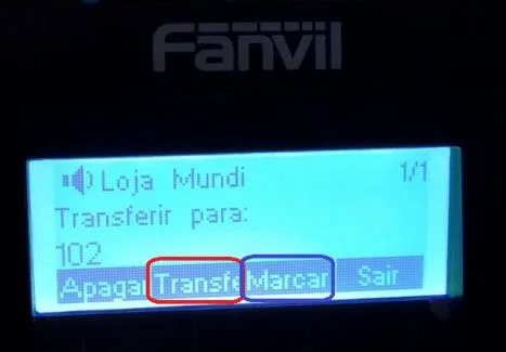 Display do Fanvil X1 pedindo o ramal de destino, com as teclas Transfe e Marcar destacadas
