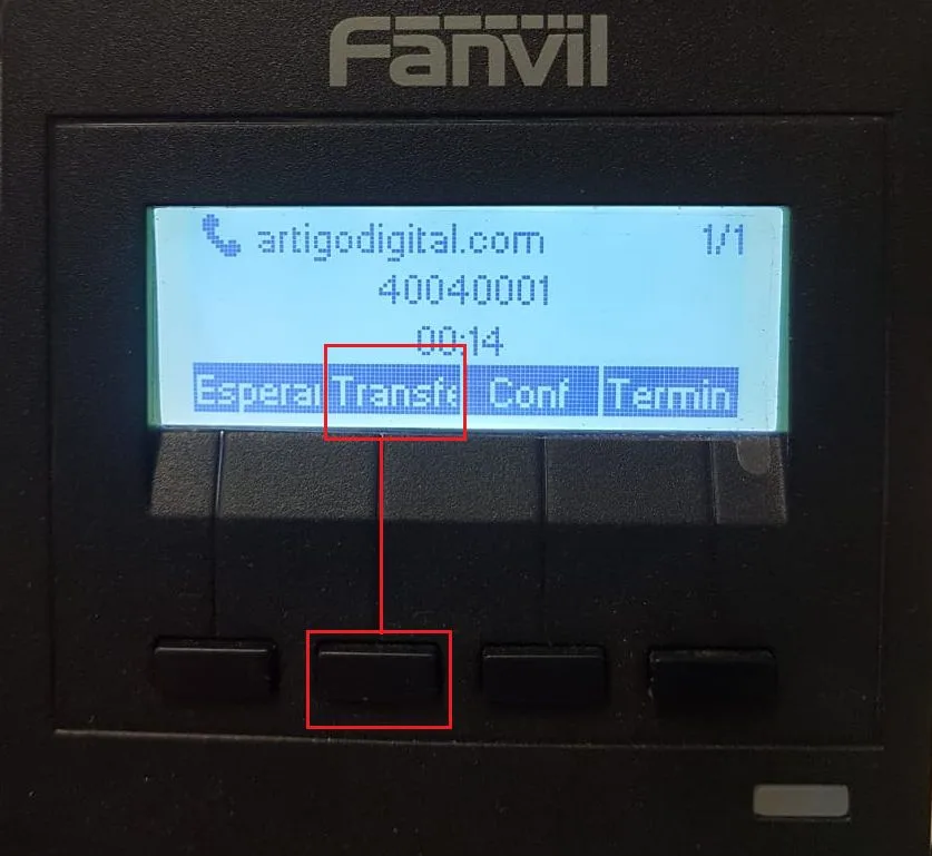 Display do Fanvil X1 durante uma chamada com a tecla Transfe destacada em vermelho