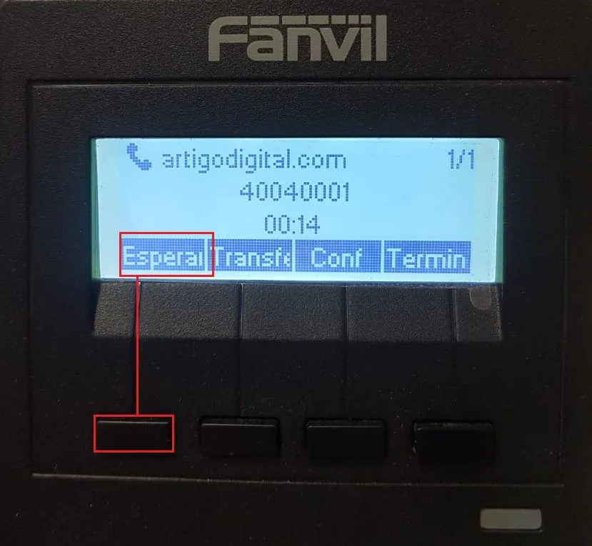 Display do Fanvil X1 durante uma chamada com a tecla Esperar destacada em vermelho